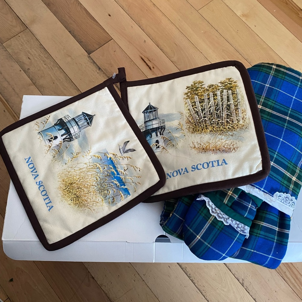 Plaid Blue and Green Oven Mitt Set with Lace Trim and 2 NS pot holders